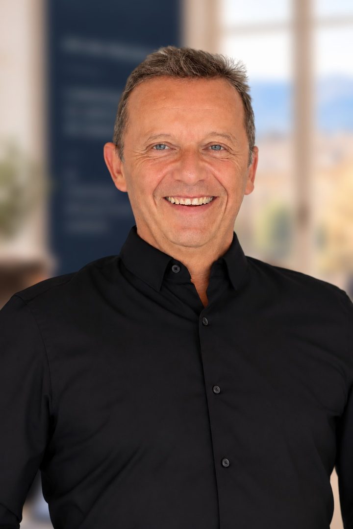 Olivier Robert, directeur général et directeur commercial à temps partagé, dans une salle de réunion à Aix-en-Provence